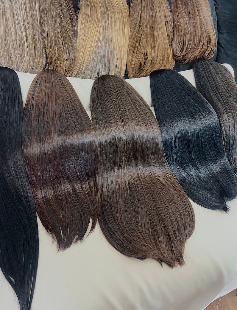Lotes de cabelo alinhados do loiro ao preto