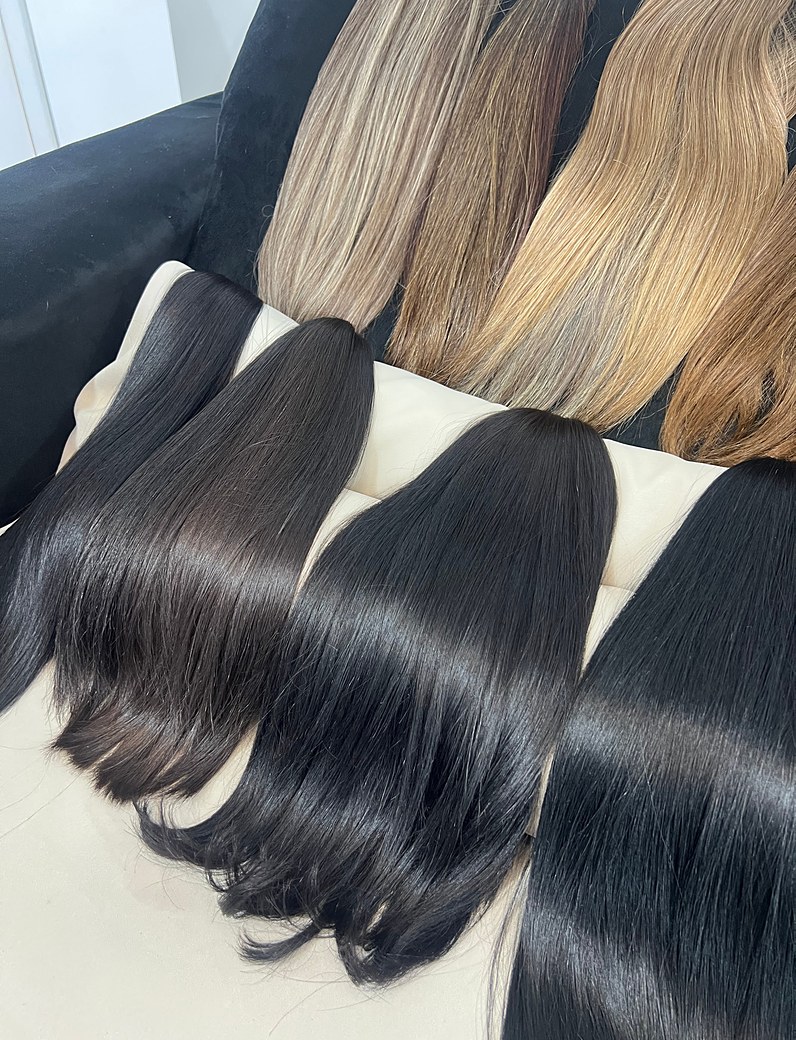 Lotes de cabelo alinhados por tom, outro ângulo