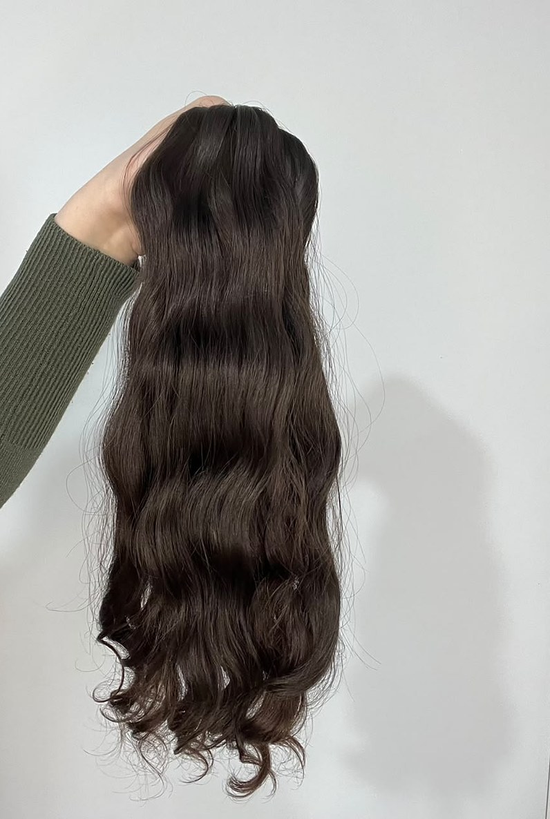 Cabelo escuro ondulado