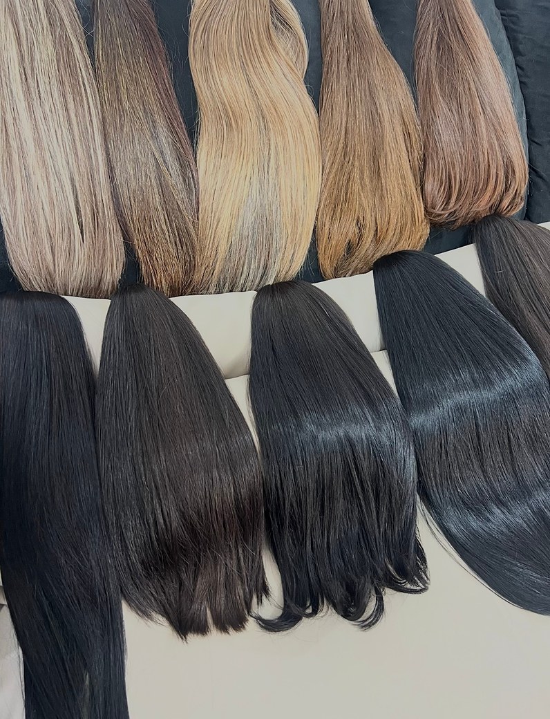 Lotes de cabelo alinhados do loiro ao preto, outro ângulo